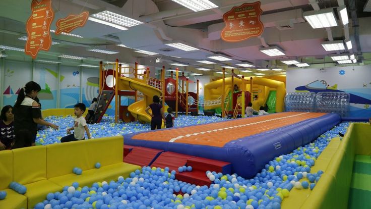 Anak-anak bermain di perosotan playground warna-warni